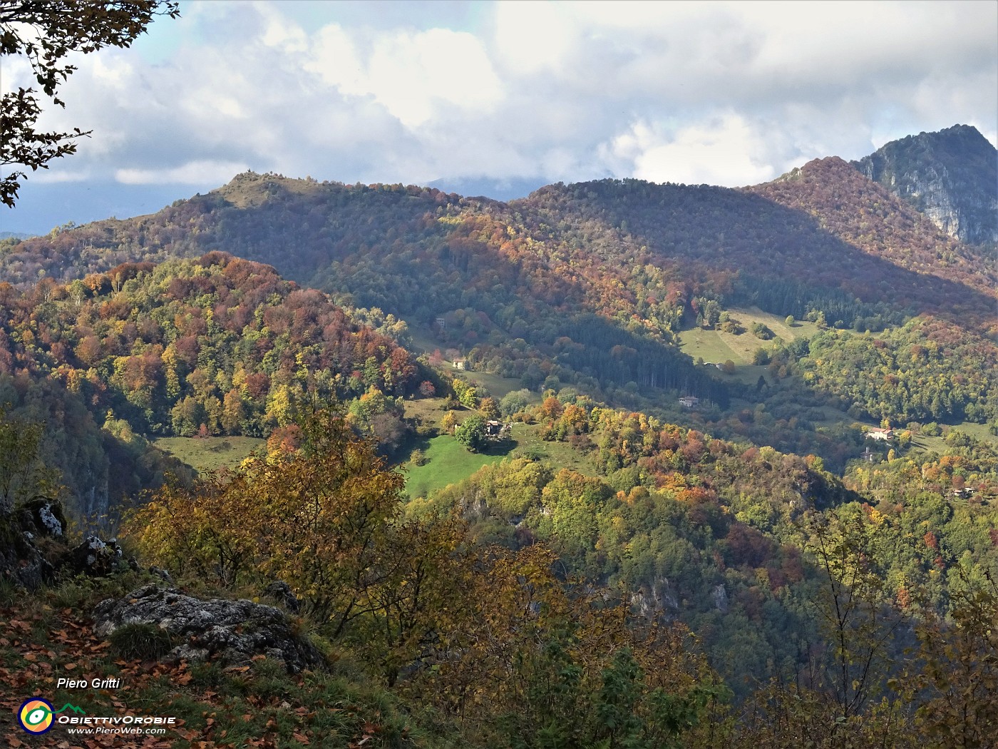 56 Ed ora partenza per il Pizzo Cerro, prima cimetta a sx nella foto.JPG